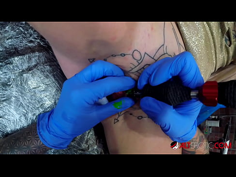 ❤️ Estremamente tatuato hottie Sully Savage ottenuto un tatuaggio sul suo clitoride ️❌ Porno fbal it.sexvideosex.top ❌️